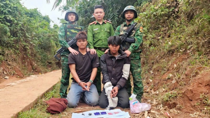 Bắt giữ 2 đối tượng vượt biên sang Lào mua ma tuý